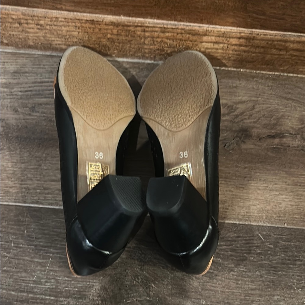 Elegant Black and Tan Heels with Bow Accent. Leather. - Picture 8 of 8